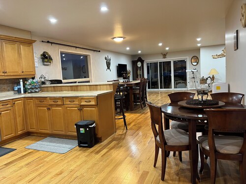 Spacious 4-Bedroom Retreat Near Presqu'ile Park