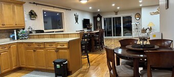 Spacious 4-Bedroom Retreat Near Presqu'ile Park