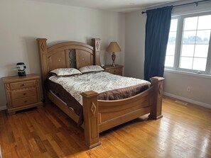 4 bedrooms, WiFi, bed sheets - Spacious 4-Bedroom Retreat Near Presqu'ile Park (Brighton)