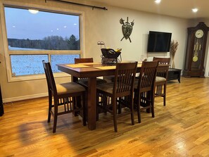 Dining - Spacious 4-Bedroom Retreat Near Presqu'ile Park (Brighton)
