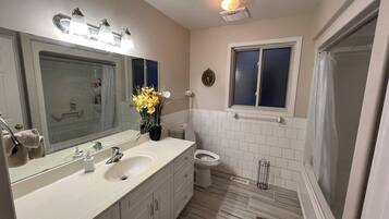 Serviettes fournies, savon, papier de toilette