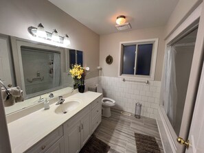 Towels, soap, toilet paper - Spacious 4-Bedroom Retreat Near Presqu'ile Park (Brighton)