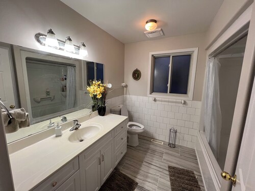 Spacious 4-Bedroom Retreat Near Presqu'ile Park