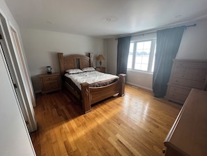 4 bedrooms, WiFi, bed sheets - Spacious 4-Bedroom Retreat Near Presqu'ile Park (Brighton)