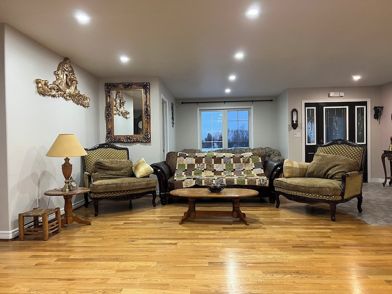 Spacious 4-bedroom Retreat Near Presqu'ile Park - Brighton