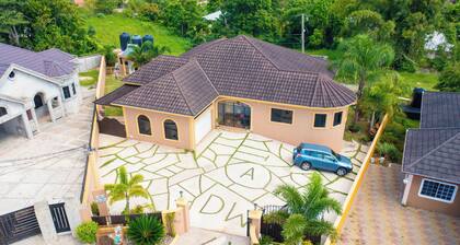 Charming studio in Mandeville for a relaxing getaway. Likle but wi tallawah