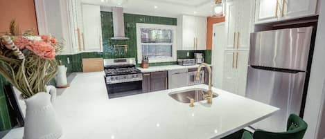 Microondas, horno, placa de cocina, lavavajillas