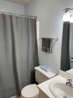 Haartrockner, Handtücher, Seife, Toilettenpapier