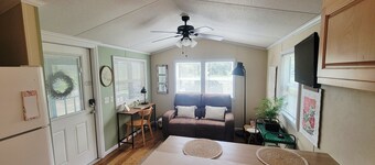 1 bedroom tiny house 8 minutes from Spirit of the Suwannee Music Park.