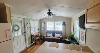 1 bedroom tiny house 8 minutes from Spirit of the Suwannee Music Park.
