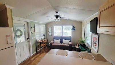 1 bedroom tiny house 8 minutes from Spirit of the Suwannee Music Park.
