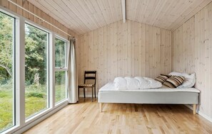 4 bedrooms, travel crib, free WiFi