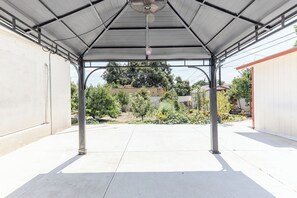 المنطقة المحيطة بالمنشأة