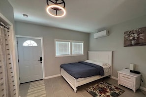 1 habitación, tabla de planchar con plancha, internet y ropa de cama