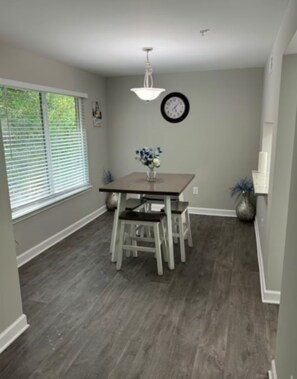 Dining - Sanitized 1BR Condo Peaceful Stay WiFi Near I-85 Dining 15min to Downtown ATL (Norcross)