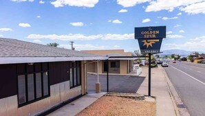 Un edificio con un letrero que dice "The Golden Spur" y un cartel de disponibilidad.