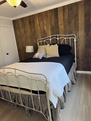 4 habitaciones, tabla de planchar con plancha, wifi y ropa de cama 