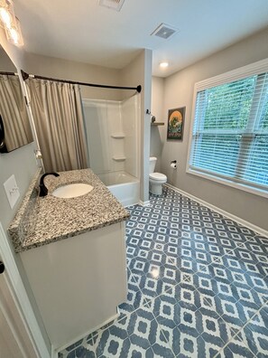 Hair dryer, towels, soap, shampoo - Modern, 3/2 bed with fireplace, screened porch, & outdoor seating area. (Rabun Gap)