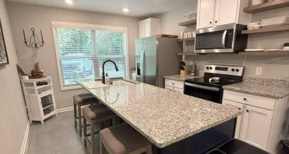 Modern, 3/2 bed with fireplace, screened porch, & outdoor seating area.