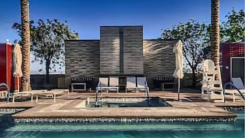 2 outdoor pools