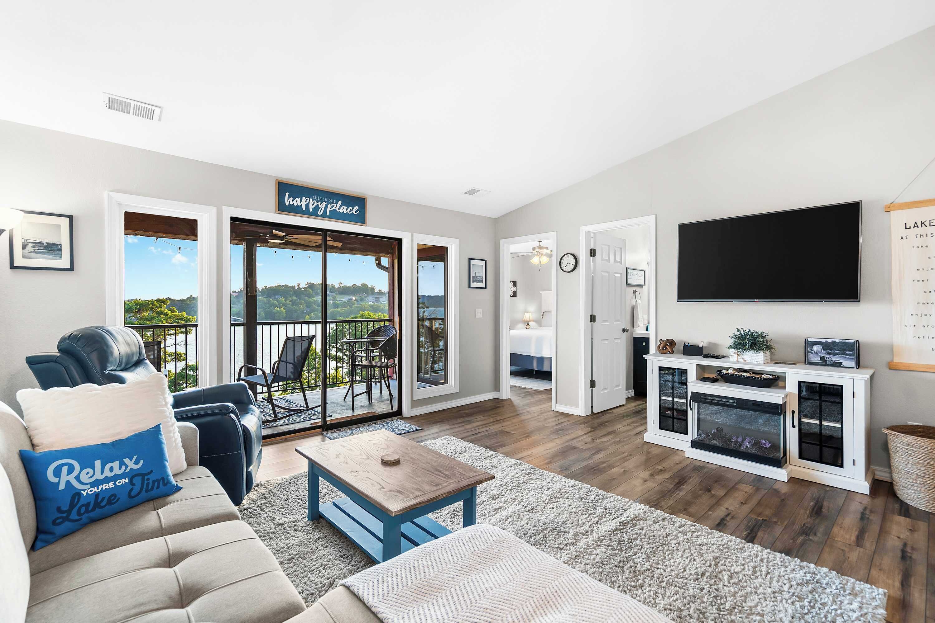 Condo, varias camas, balcón (Sunsational Views at Anchors Point) | Área de sala de estar | Televisión de pantalla plana de 42 pulgadas con canales digitales 