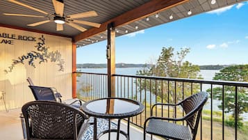 Condo, varias camas, balcón (Sunsational Views at Anchors Point) | Terraza o patio