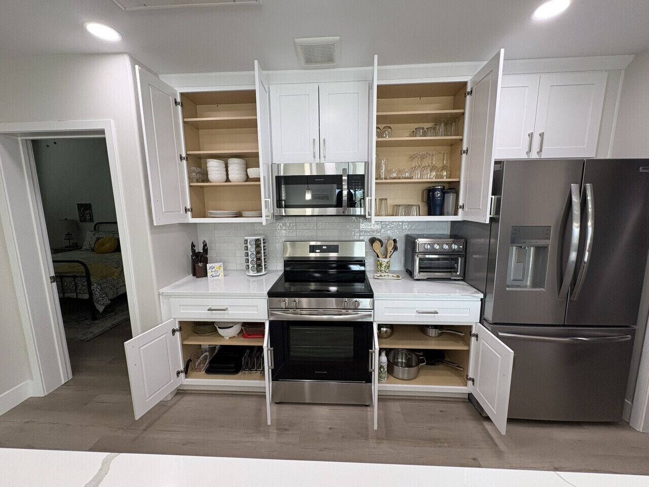 Refrigerador, microondas, horno y parrilla de estufa 