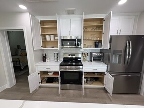 Refrigerador, microondas, horno y parrilla de estufa 