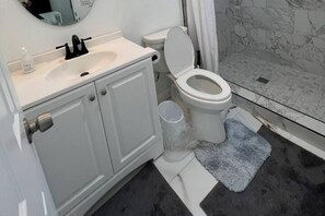 Haartrockner, Handtücher, Seife, Toilettenpapier