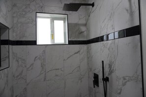 Secadora de cabello, toallas, jabón, papel de baño