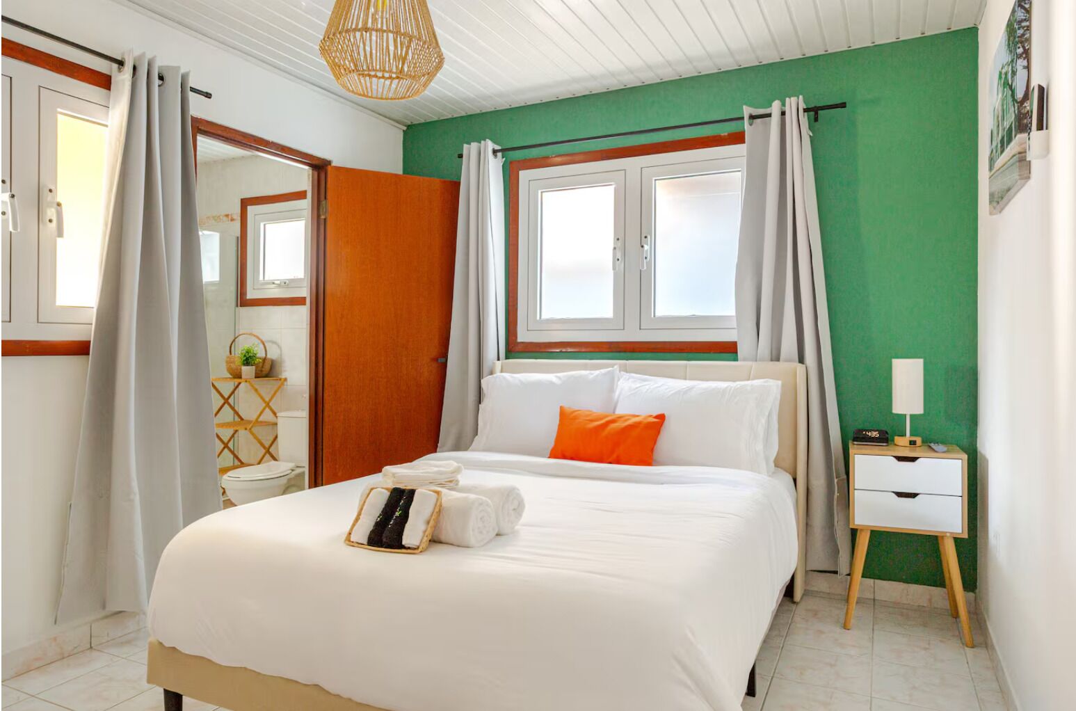 1 habitación, tabla de planchar con plancha, wifi gratis y ropa de cama 