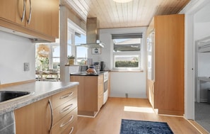 Frigorífico, placa de cocina y cafetera o tetera