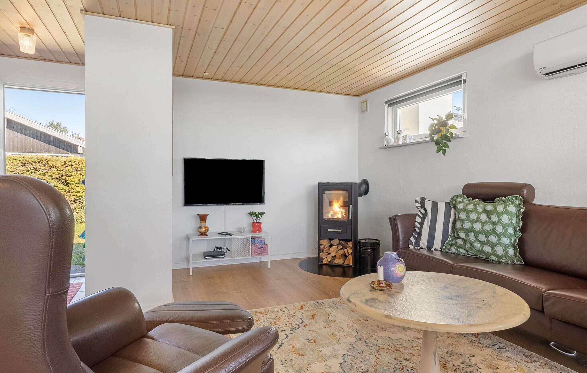 Smart-tv och eldstad