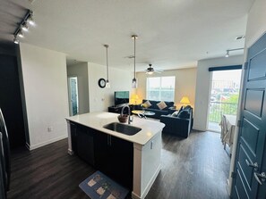 Interior - Charming 2-bedroom in Houston Medical Center Next to NRG Stadium (Houston)