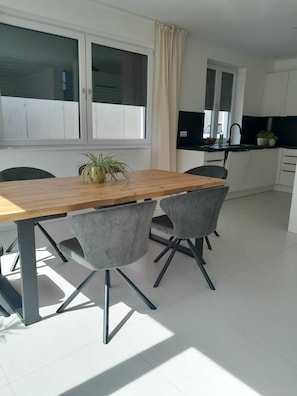 Dining - The Moment Luxury Suites- Parndorf, Modern house in Parndorf with garden & pool (Parndorf)