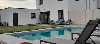 The Moment Luxury Suites- Parndorf, Modern house in Parndorf with garden & pool