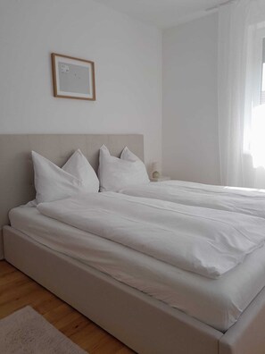 3 bedrooms, iron/ironing board, WiFi, bed sheets