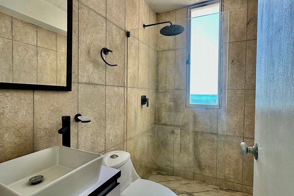 淋浴设施、毛巾、卫生纸