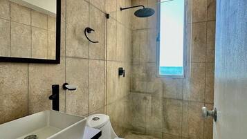 淋浴设施、毛巾、卫生纸