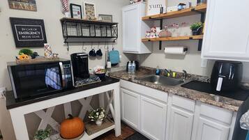 Cafetera y tetera, refrigerador, microondas y tostadora