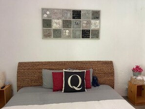7 bedrooms, WiFi, bed sheets