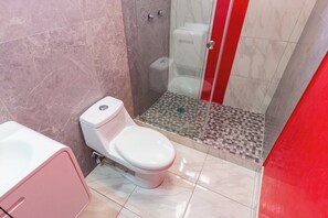 تجهيزات دش، مناشف، صابون، ورق حمّام