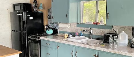 Microondas, horno, placa de cocina