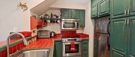 Réfrigérateur, four à micro-ondes, un four, surface de cuisson