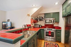 Réfrigérateur, four à micro-ondes, un four, surface de cuisson