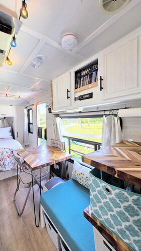 Dee's Tranquil Escape by the Lake a Cozy Camper in Oswego NY with AC & heat