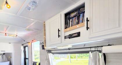 Dee's Tranquil Escape by the Lake a Cozy Camper in Oswego NY with AC & heat