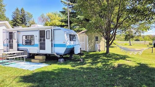 Dee's Tranquil Escape by the Lake a Cozy Camper in Oswego NY with AC & heat