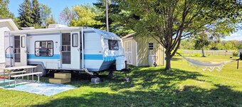 Dee's Tranquil Escape by the Lake a Cozy Camper in Oswego NY with AC & heat