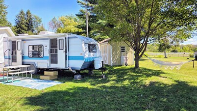 Dee's Tranquil Escape by the Lake a Cozy Camper in Oswego NY with AC & heat